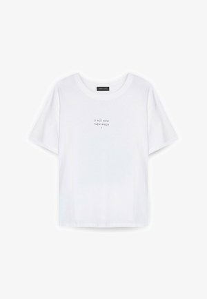 Weißes Baumwoll-T-Shirt mit kurzen Ärmeln und rundem Halsauschnitt, mit zentralem Text "WENN NICHT JETZT, WANN DANN?" in schwarzer Schrift.