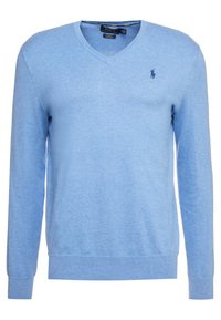 Ljusblå V-ringad tröja i mjukt tyg, med långa ärmar och ribbat fåll. Litet marinblått logomärke på bröstet.