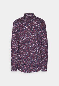 Chemise à manches longues boutonnée avec motif abstrait de feuilles rouges, blanches et bleues sur fond foncé, exposée sur une surface unie.