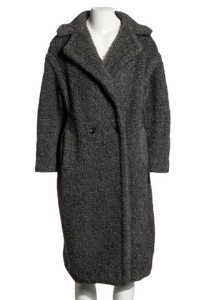 Long manteau en fausse fourrure texturée gris foncé avec large col à revers et fermeture par un seul bouton présenté sur un mannequin blanc.