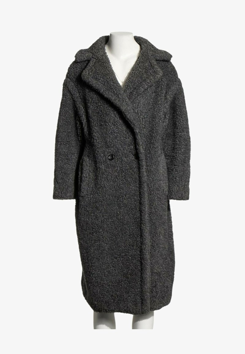 Long manteau en fausse fourrure texturée gris foncé avec large col à revers et fermeture par un seul bouton présenté sur un mannequin blanc.