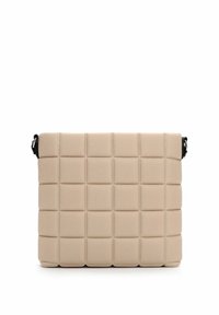 Borsa a tracolla imbottita beige con texture a quadri, dotata di una tracolla nera regolabile e forma rettangolare.