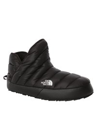 Zapato aislante negro con diseño acolchado, punta redonda y suela de goma texturizada. Presenta un logo en el lateral y un tacón plegable.