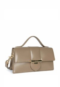 Borsa a mano in pelle beige con un design strutturato, chiusura a patta e un accento in hardware dorato. Presenta un manico superiore e una tracolla rimovibile.