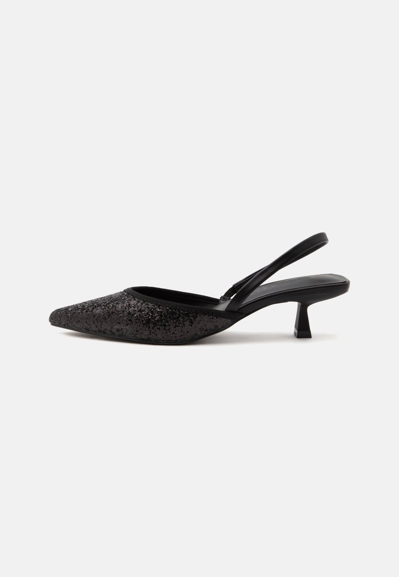 Chaussure slingback noire pailletée à bout pointu avec un petit talon kitten sur fond blanc.