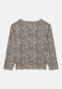 Μπλούζα με μακριά μανίκια σε μπεζ χρώμα με μοτίβο λεοπάρ σε μαύρο και μωβ. Μαλακό ύφασμα με άνετη εφαρμογή και στρογγυλή λαιμόκοψη.