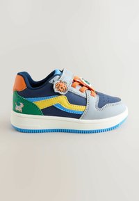 Multifarvet børnesneaker med et design i blå, grå, orange og grøn. Har teksturerede overflader, en Velcro-rem og dyremotiver.