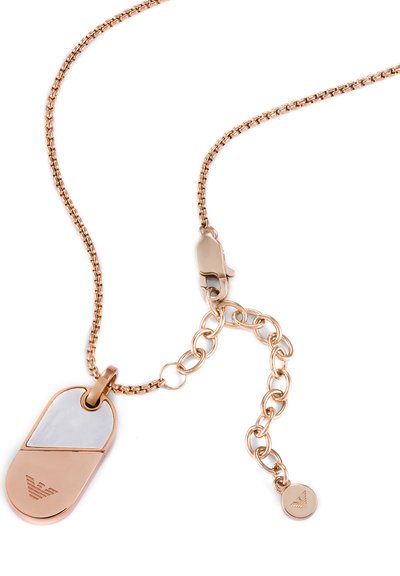 Halsband i roséguld med kedjesdesign, som har en hundtagshänge med en delad yta av släta och strukturerade ytor, plus logotypdetalj.