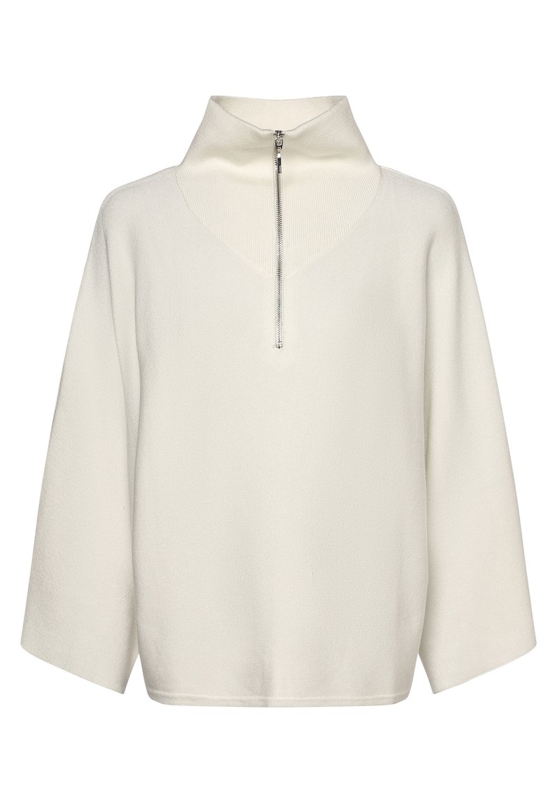Pull-over à manches longues de couleur blanc cassé avec un col montant côtelé et une fermeture éclair argentée à l'avant s'étendant jusqu'à mi-poitrine.