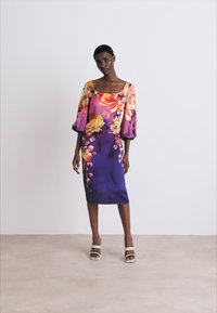 Blumenmuster Satin-Kleid mit Puffärmeln, quadratischem Ausschnitt und taillierter Silhouette, das lila und rosa Farbnuancen mit Blumenmotiven kombiniert.