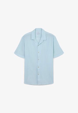 Kurzarm-Hemd mit Knöpfen in Hellblau, aus leichtem Stoff mit vertikaler gerippter Textur und fünf beigen Knöpfen auf der Vorderseite.