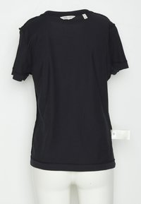Crna majica s kratkim rukavima i okruglim izrezom s vidljivim šavovima, prikazana sa stražnje strane na bijelom manekenu.
