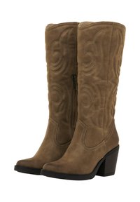 Stivali al ginocchio in suede marrone con motivi di cucitura intricati, una cerniera laterale e un tacco impilato. La punta è leggermente appuntita.