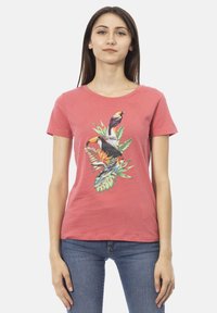 Rode katoenen t-shirt met een kleurrijke vogelafbeelding en groene tropische bladeren. Korte mouwen, ronde halslijn en een standaard pasvorm.