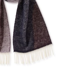 Jemná vlněná šála s vícebarevným gradientem v tmavě fialové, námořnické a šedé barvě, s bílými třásněmi na koncích a měkkým textured povrchem.