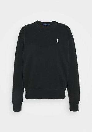 Pull noir à manches longues avec col rond, poignets et ourlet côtelés, arborant un petit logo blanc de cheval Polo Ralph Lauren sur le côté gauche de la poitrine.