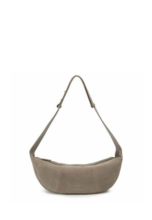 Borsa a spalla in camoscio color taupe a forma di mezzaluna con tracolla regolabile e chiusura con cerniera, design minimalista con sottile marchio in rilievo.