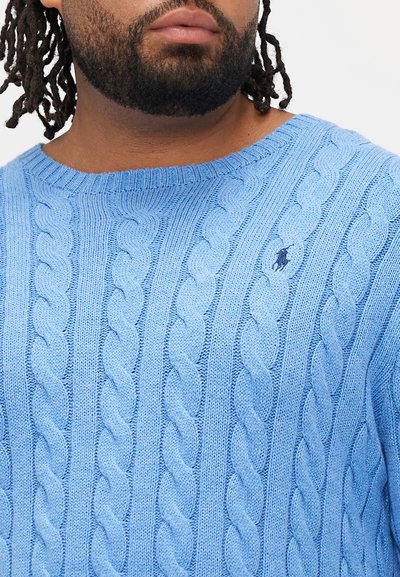 Γαλάζιο πουλόβερ με πλέξη καλώδιο και στρογγυλή λαιμόκοψη, με μικρό κεντημένο λογότυπο στο στήθος και υφή από νήμα με ανάγλυφο σχέδιο.