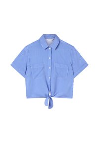 Camicetta corta a righe blu e bianche con maniche corte, botonatura frontale e orlo annodato. Due tasche a toppa sul petto. Tessuto dalla consistenza morbida.