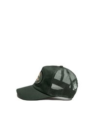 Casquette trucker vert foncé avec dos en mesh et un écusson rond à l'avant, vue de profil sur fond blanc.