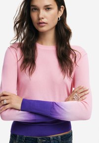 Heled roosa kudumisswetar pika varrukaga, millel on gradient üleminek lillasse varrukate otstes. Ribatud tekstuur allääres ja varrukatel.