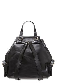 Zaino in pelle nera con forma strutturata, doppi manici superiori e cinturini laterali regolabili. Presenta una texture liscia e dettagli in metallo dorato.