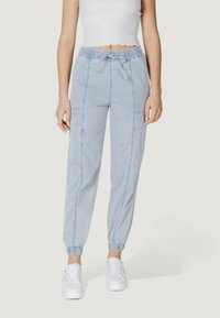 Pantaloni de jogging de culoare albastru deschis, dintr-o țesătură moale, având un brâu elastic, șnur și manșete elastice, cu buzunare laterale și cusături drepte.