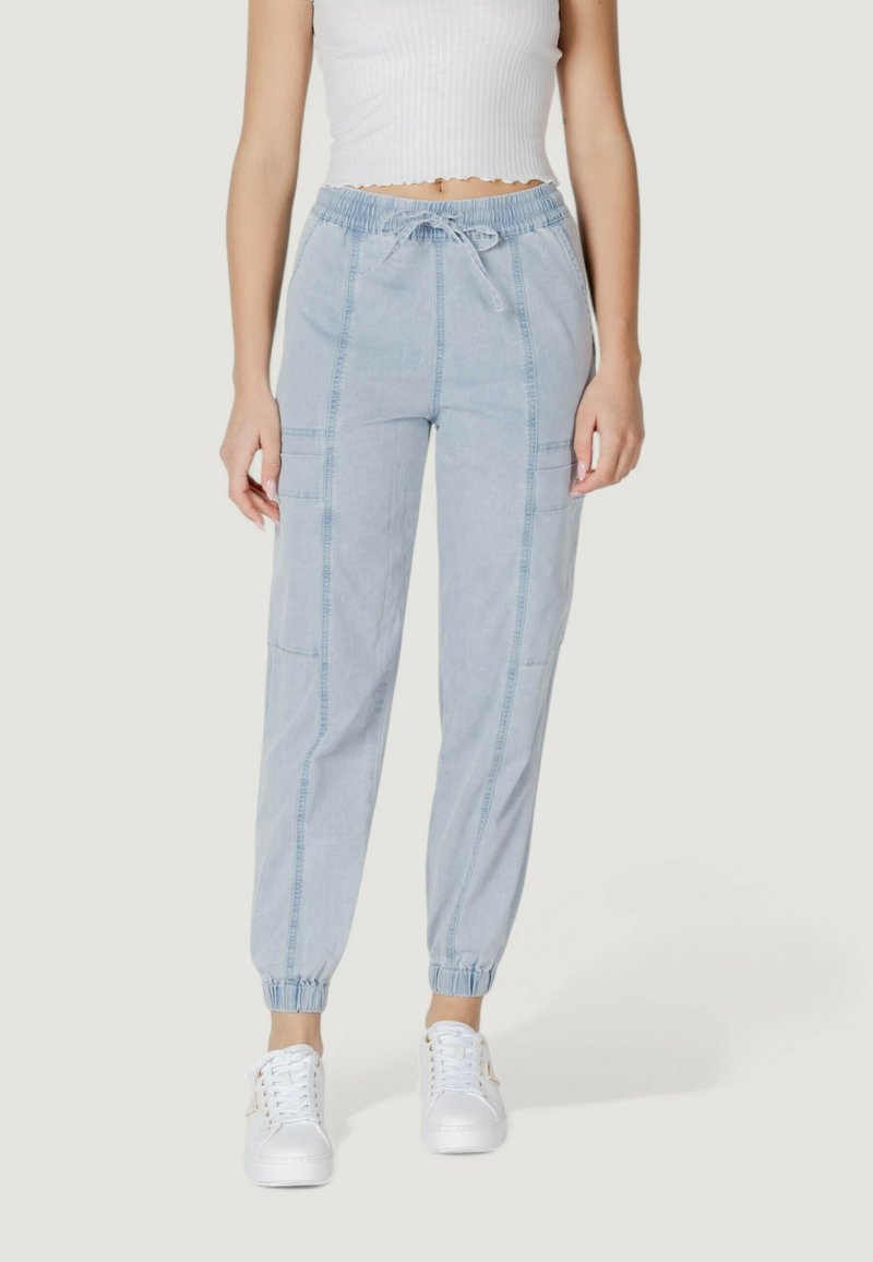 Pantaloni de jogging de culoare albastru deschis, dintr-o țesătură moale, având un brâu elastic, șnur și manșete elastice, cu buzunare laterale și cusături drepte.