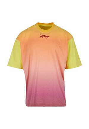 Krátky rukáv tričko s gradientom od žltej po ružovú, s okrúhlym výstrihom a logom "Just Hype" v červenej farbe, vyrobené z jemnej a hladkej tkaniny.