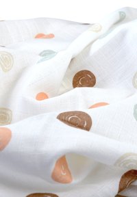 Witte stof met een rasterstructuur, met kleurrijke ronde patronen in oranje, groen, bruin en beige. Licht en luchtig uiterlijk.