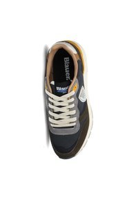 Sneaker da uomo in suede blu scuro, marrone e grigio con dettagli bianchi. Presenta lacci spessi color crema, un'etichetta rotonda con logo e una suola imbottita.