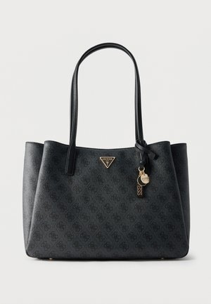 Sac cabas noir Guess avec doubles poignées, motif de logo subtil et breloques dorées de la marque suspendues près d'une poignée.