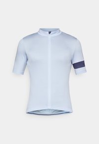 Tricou ciclism cu mânecă scurtă, de culoare albastru deschis, cu un design ajustat, închidere cu fermoar pe față și detaliu cu o dunga bleumarin pe mâneca stângă.