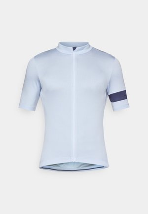 Maglietta da ciclismo azzurro chiaro a maniche corte con design aderente, chiusura frontale a zip e dettaglio a strisce blu navy sulla manica sinistra.