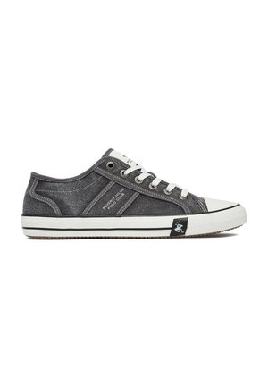 Sneaker basse in tela grigia con lacci bianchi, punta in gomma e striscia nera sulla suola bianca, marca "Beverly Hills Polo Club."