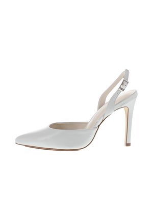 Weißer High-Heel-Slingback-Schuh mit spitzer Spitze und silberner Schnallenriemen auf weißem Hintergrund.