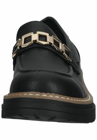Mocassino in ecopelle nera con dettaglio in catena dorata, caratterizzato da punta tonda, suola beige a contrasto e accenti di cucitura bianchi. Design con tacco piatto.