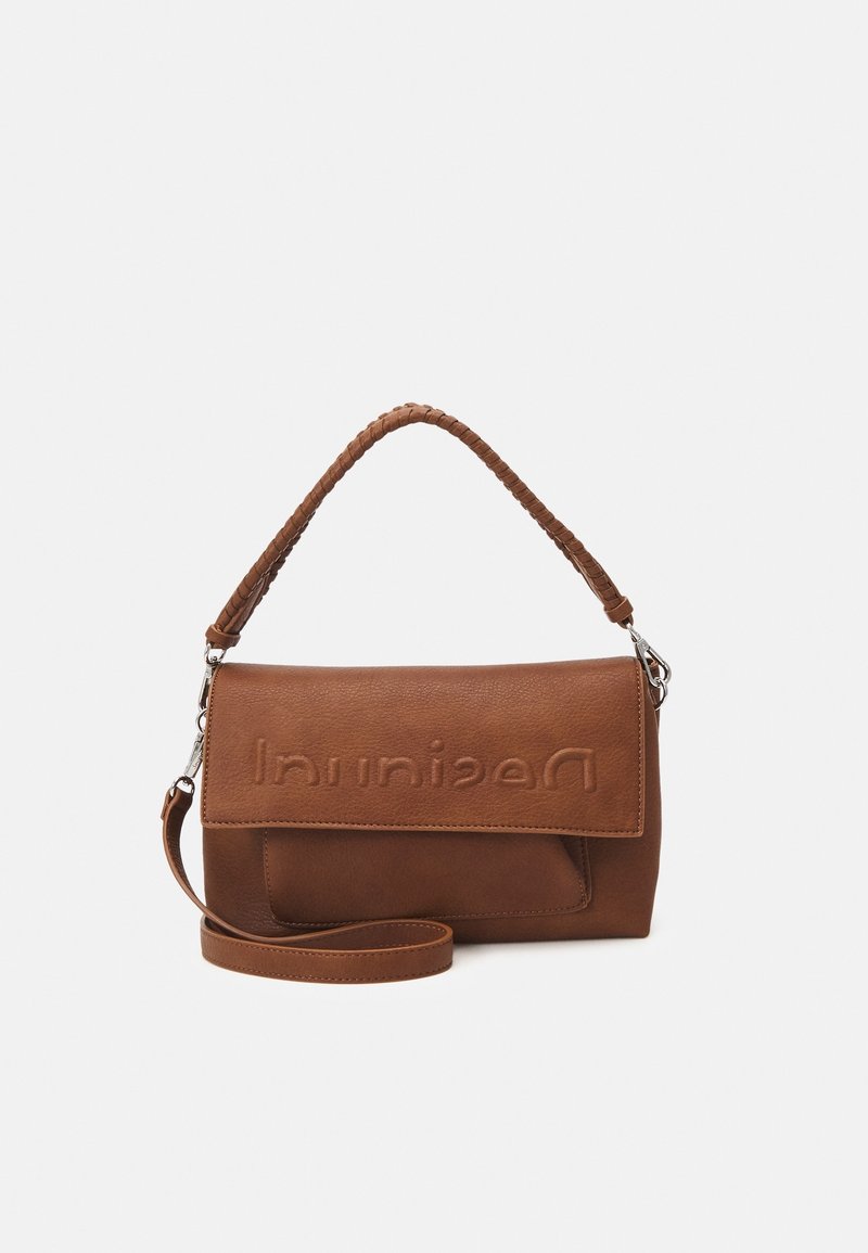 Sac à main en cuir brun avec une poignée tressée, rabat avant, logo embossé et bandoulière amovible. Texture lisse avec un design simple.