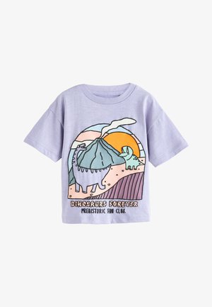 Børns lyse lilla t-shirt med tegneserie-dinosaurer, en vulkan, solnedgang og tekst med "Dinosaurs Forever Prehistoric Fan Club."