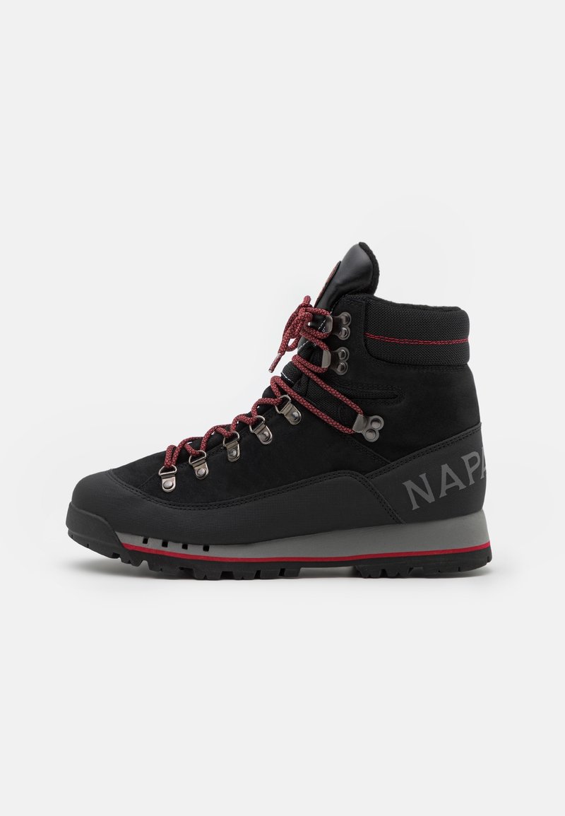 Botte de randonnée noire à tige haute avec une tige texturée, des lacets rouges, des œillets en métal et une semelle grise. Présente le logo "NAP" sur le côté.