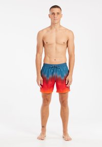 Zwemshorts met een blauw-rood verloop, gemaakt van lichtgewicht stof. Voorzien van een elastische tailleband, een trekkoordsluiting en een logo-opdruk.