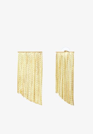 Zelta krāsas frizēta auskari ar ķēdes dizainu, kur vienā pusē ir taisna mala, bet otrā pusē ir slīpa mala. Iekļauta caurspīdīga pamatne.