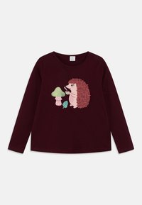 Burgunderfarvet langærmet T-shirt med et tekstureret pink pindsvin og svampegrafik, med grønne detaljer og rund halsudskæring.