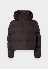 Chaqueta de invierno acolchada marrón oscuro con capucha, cremallera frontal y puños acanalados sobre un fondo gris claro.
