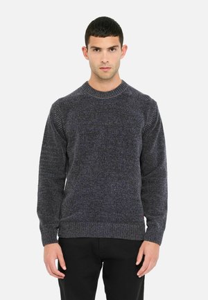 Pulover tricotat de culoare gri închis, cu decolteu rotund, mansete și tiv striate. Prezintă un model texturat și o croială ușor largă. Purtați-l peste pantaloni negri.