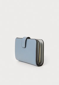 Portefeuille en cuir synthétique bleu avec une surface texturée, intérieur zippé et fermeture à pression. Présente des bords arrondis et des coutures contrastées.