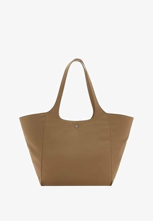 Sac cabas en cuir marron avec de larges poignées et une petite fermeture à bouton au centre avant.