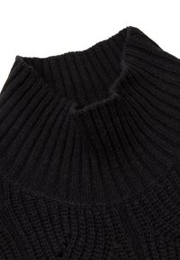 Maglione nero a collo alto in maglia, caratterizzato da una texture a costine e un design con colletto piegato, che mette in mostra un materiale morbido e caldo.