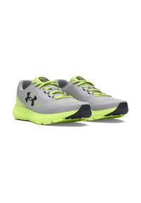 Graue Sportschuhe mit neongrünen Akzenten, ausgestattet mit einem leichten Mesh-Obermaterial, einer schwarzen, rutschfesten Außensohle und einem traditionellen Schnürsystem.