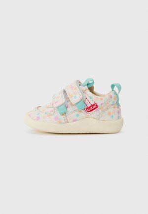 Sportowe buty dla malucha z pastelowym kwiatowym wzorem, dwoma turkusowymi paskami na rzepy, białą podeszwą i czerwoną metką z logo Kickers po boku.